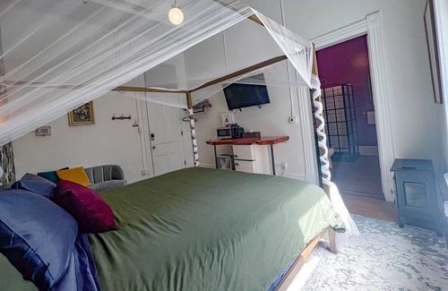 Downtown - Waterfront House | Oliver Inn | Suite 17 | Dorothy Arnold