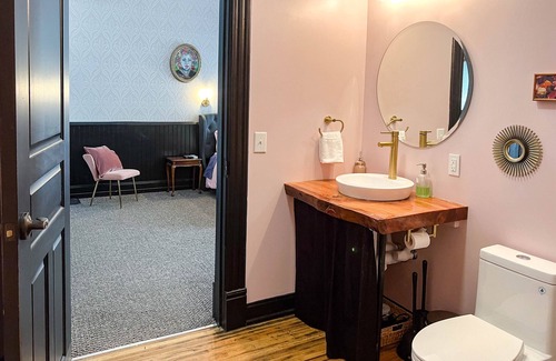 Downtown - Waterfront House | Oliver Inn | Suite 18 | Sarah Burger Stearns