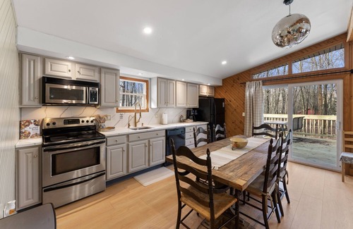Albrightsville Cabin | Olivewood Cabin 3BR w/ Hot Tub, lake/pool access