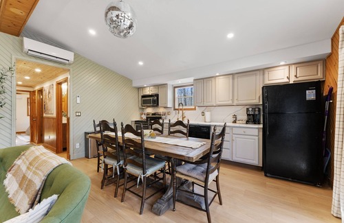Albrightsville Cabin | Olivewood Cabin 3BR w/ Hot Tub, lake/pool access