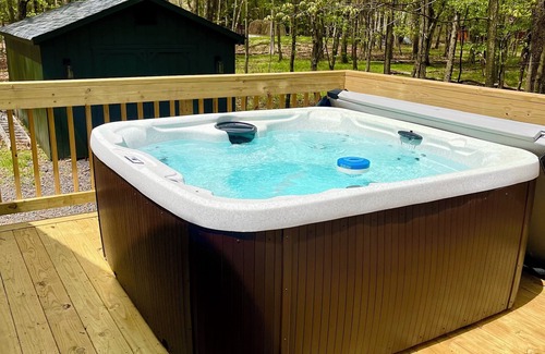 Albrightsville Cabin | Olivewood Cabin 3BR w/ Hot Tub, lake/pool access
