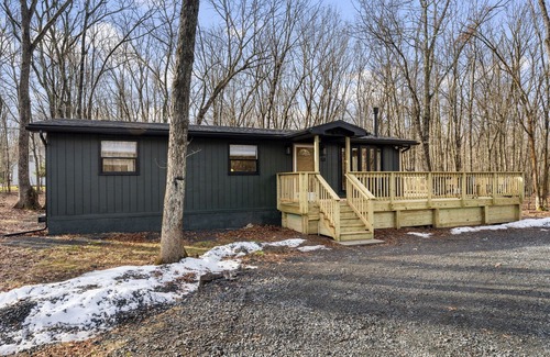 Albrightsville Cabin | Olivewood Cabin 3BR w/ Hot Tub, lake/pool access