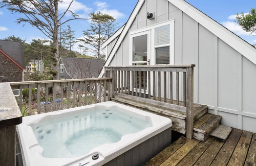 Nelscott House | Olivia Beach! Hot tub! Community Pool! 5 Minute Walk To Beach!