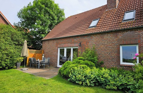 Werdum House | Oll Smee 9 - Holiday home with two apartments for a large group!