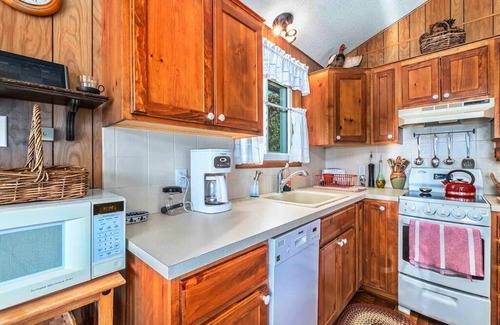 Sunny Hills Cabin | Oma and Opa's Haus #3403