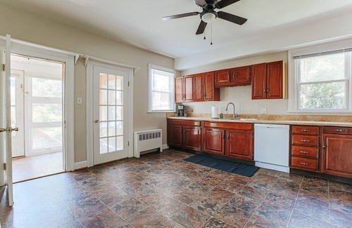 Staunton House | Oma's Garden Oasis: Spacious, Close to Downtown