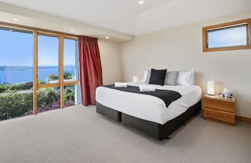 Taupo House | Omaio - Taupo - Heated Indoor Pool, Spa Pool, Cinema Room, Lake Views