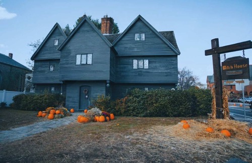 Salem Apartment | *Omi's 1BR Witch-House/Downtown Salem/Hocus Pocus