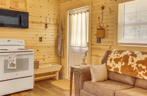Zanesville Cabin | On 40 Acres: Charming Cabin in Zanesville!