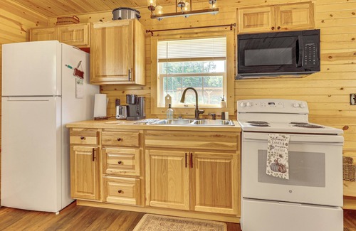Zanesville Cabin | On 40 Acres: Charming Cabin in Zanesville!