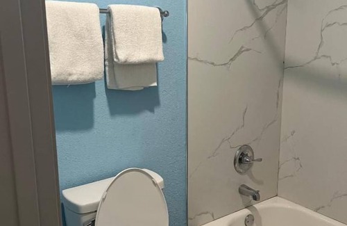 Arena District Hotel | On a budget! 3 Hotel Studios Ideal for Groups with Free Parking near the Alamo
