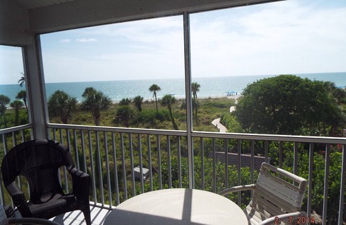 Captiva Condo | ON beach top two floors two kings one queen two sleeper sofa south seas resort