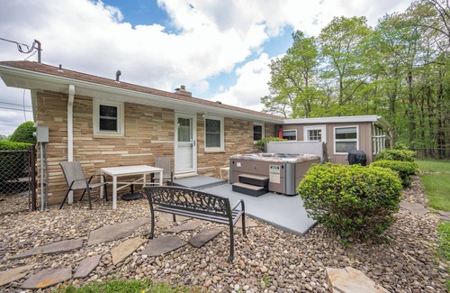 Friendsville House | On Deep Creek Time: Lake Area, Hot Tub, Pool Table, Fireplace!