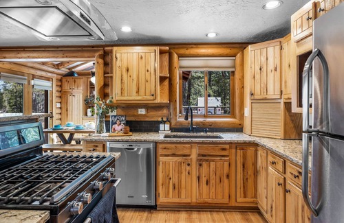 Oregon Water Wonderland Cabin | On Deschutes River | Kayak | HotTub | EVCharger