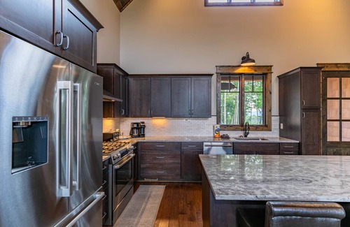 Elk Park Cabin | On Eagle's Wings at Eagles Nest - New build, near Winery, new hot tub!