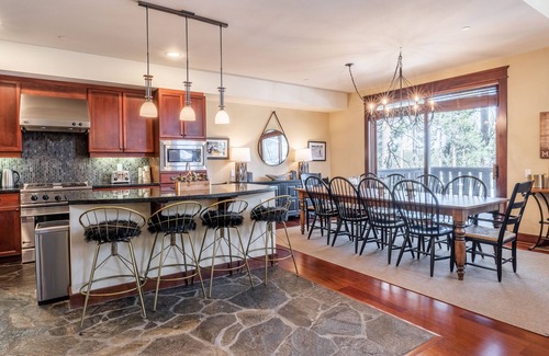 Mammoth Lakes House | On Golf Course, Close to Eagle & Village, Pet Friendly w/Hot Tub
