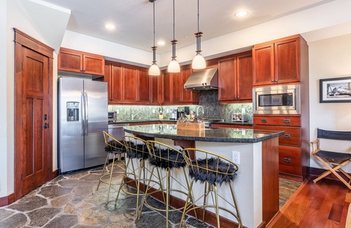 Mammoth Lakes House | On Golf Course, Close to Eagle & Village, Pet Friendly w/Hot Tub