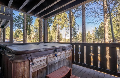 Mammoth Lakes House | On Golf Course, Close to Eagle & Village, Pet Friendly w/Hot Tub
