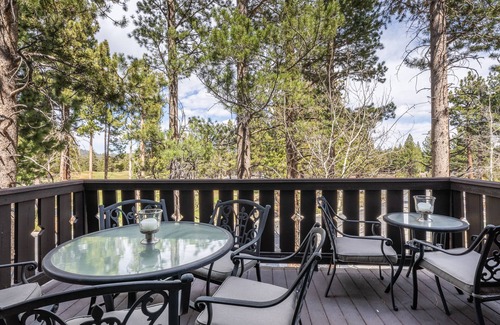 Mammoth Lakes House | On Golf Course, Close to Eagle & Village, Pet Friendly w/Hot Tub