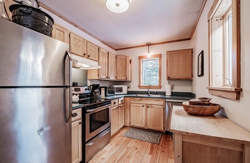 Bethel Cabin | On Goss Pond - Cozy cabin, family friendly for nature lovers!