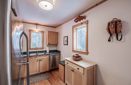 Bethel Cabin | On Goss Pond - Cozy cabin, family friendly for nature lovers!