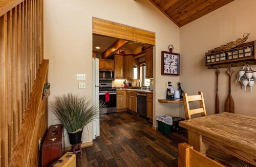 Lake Hatcher Park Cabin | On Lake Hatcher. Fish and kayak right from home. Hot Tub.