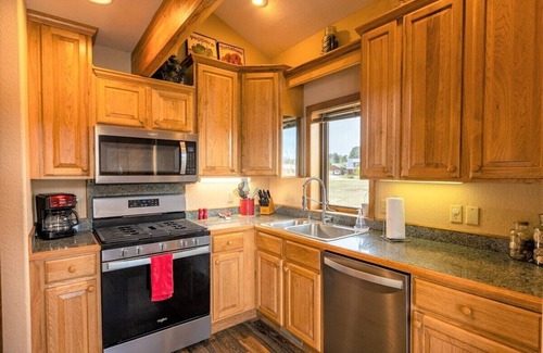 Lake Hatcher Park Cabin | On Lake Hatcher. Fish and kayak right from home. Hot Tub.