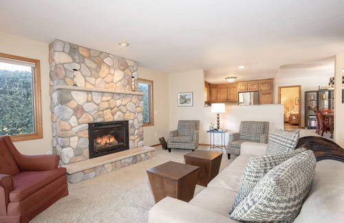 Lake Leelanau House | On Lake Leelanau! On Waterfront, OPEN for 1st Toast the Season Wines & HOLIDAYS