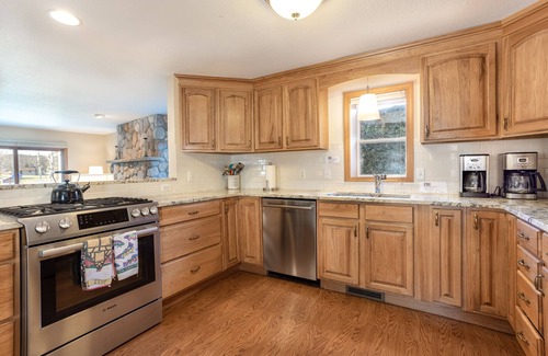 Lake Leelanau House | On Lake Leelanau! On Waterfront, OPEN for 1st Toast the Season Wines & HOLIDAYS
