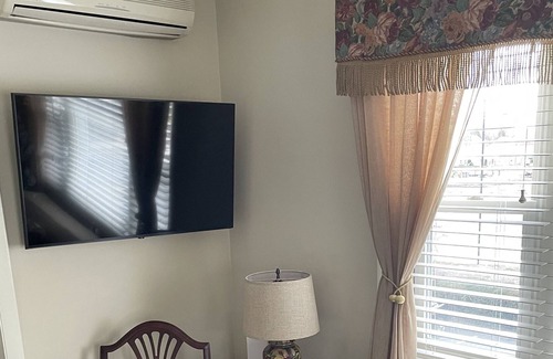 Watertown Apartment | On Mount Auburn st … 2 miles from Harvard Sq.. on bus line