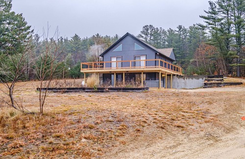 Bethel House | On Mountain Time - renovated ski house, hot tub, 15 minutes to Sunday River