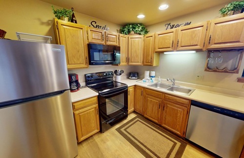 Mountain House Condo | On River Trail! Pool, Hot Tub, Elevator. Walk to Dining, Events, Weddings
