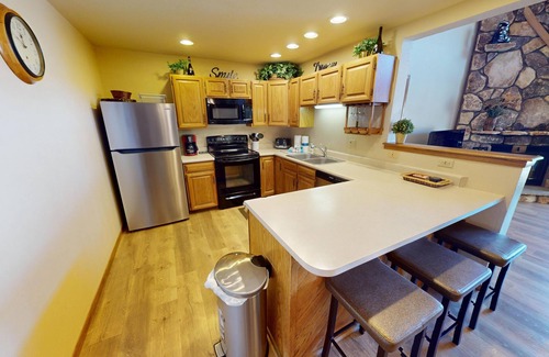 Mountain House Condo | On River Trail! Pool, Hot Tub, Elevator. Walk to Dining, Events, Weddings