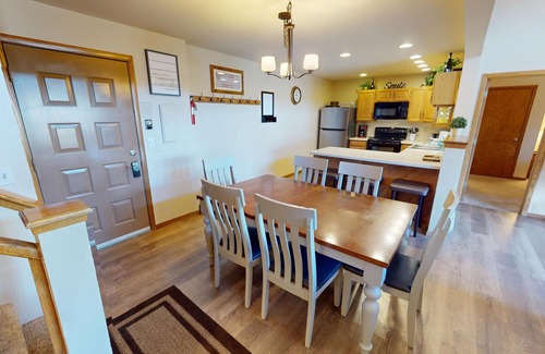 Mountain House Condo | On River Trail! Pool, Hot Tub, Elevator. Walk to Dining, Events, Weddings