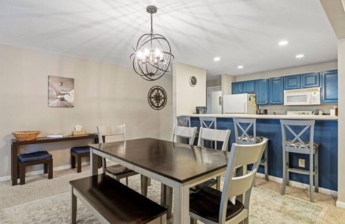 Lincoln Condo | on Shuttle route, Pool & Tub