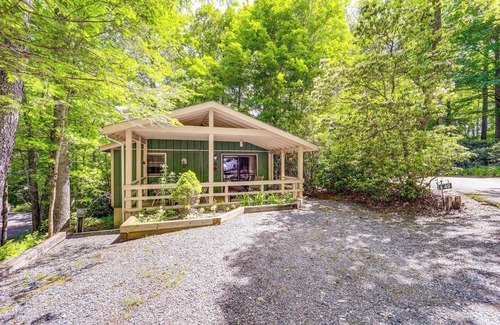 Newland Cabin | On-Site Lake & Pool Access: Cabin in Newland!