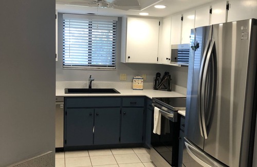 Burnt Store Marina Condo | On the 5th hole, walk in shower, new appliances, PT Cruiser option, restaurants!