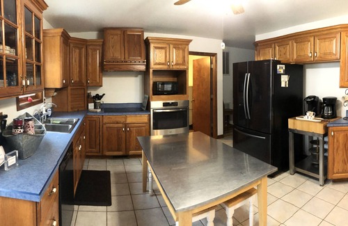Flippin House | On the Banks of the White River, Private Boat Ramp, Great for Fishing & Groups