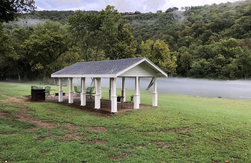 Flippin House | On the Banks of the White River, Private Boat Ramp, Great for Fishing & Groups