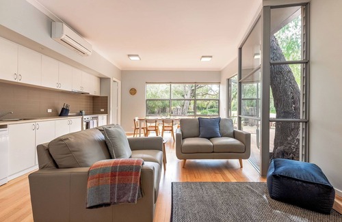 Quindalup House | On The Bay: Sundrenched Stunner. Pet-friendly opposite beach.