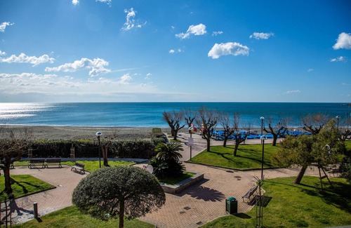 Riva Trigoso Apartment | On the beach, sea view, wonderful holiday home