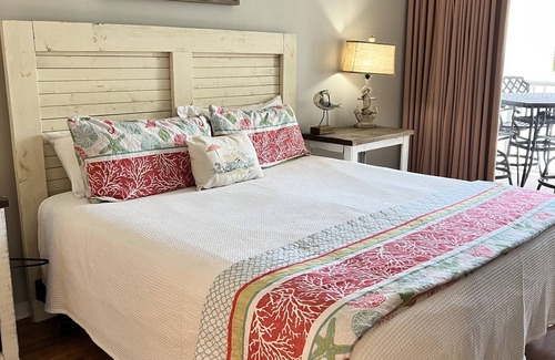 Fort Walton Beach Resort | On the beach! Views! Lazy River! Next to Boardwalk!