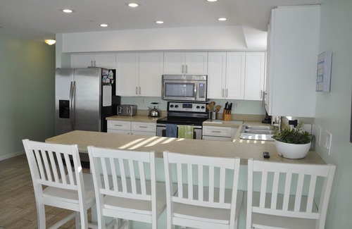 Independence Square Condo | ON THE BEACH COZY CONDO, OCEAN VIEWS, STEPS FROM THE WATER, AT THE HEART OF IRB