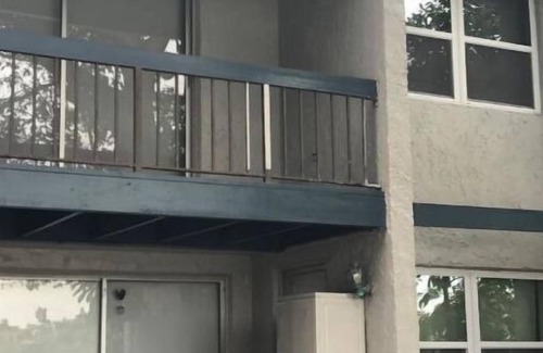 Lauderhill House | On the beautiful lake, it is close to the airport, malls,restaurants ,beach etc.