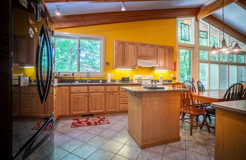 Helen House | On the Chattahoochee River-Walk to Downtown Alpine Helen