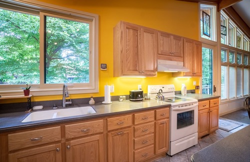Helen House | On the Chattahoochee River-Walk to Downtown Alpine Helen