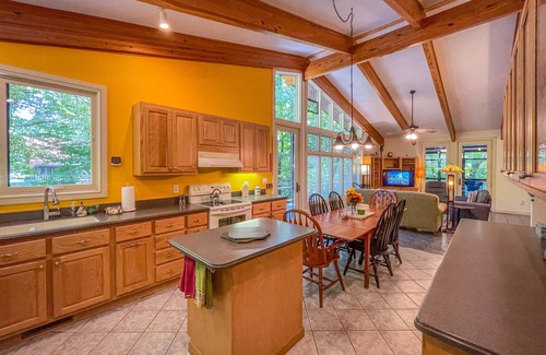 Helen House | On the Chattahoochee River-Walk to Downtown Alpine Helen