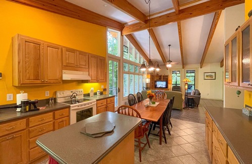 Helen House | On the Chattahoochee River-Walk to Downtown Alpine Helen