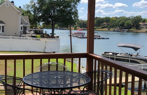 Lake Hamilton House | On the edge of the Lake!