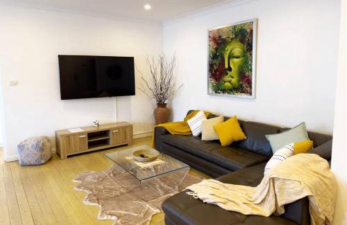 Cronulla Apartment | On The Esplanade - Close to beach & Cronulla mall with Aircon